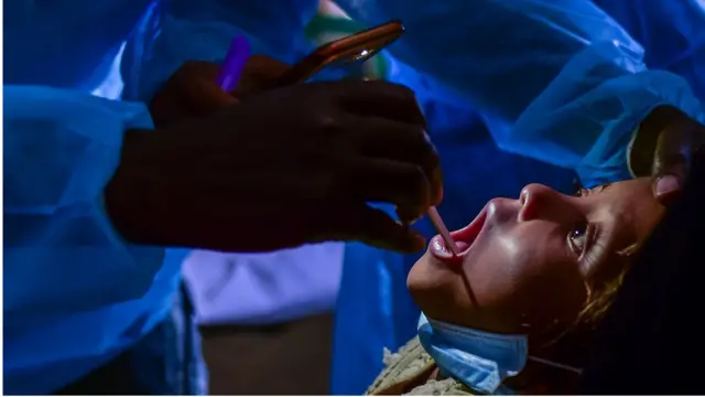 Porno aktrisalar musht bilan mashq qilishmoqda