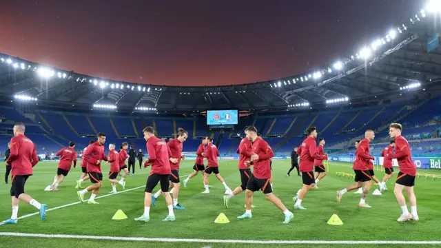 Сборная Турции тренируется на стадионе в Риме