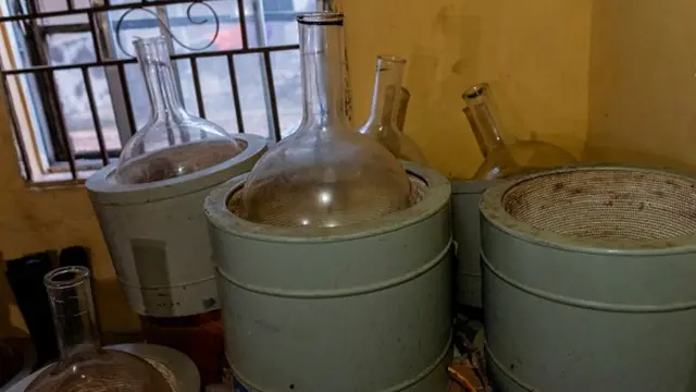 Du matériel confisqué dans un laboratoire clandestin de méthamphétamine par la NDLEA, l'agence nationale chargée de la lutte contre la drogue au Nigeria.