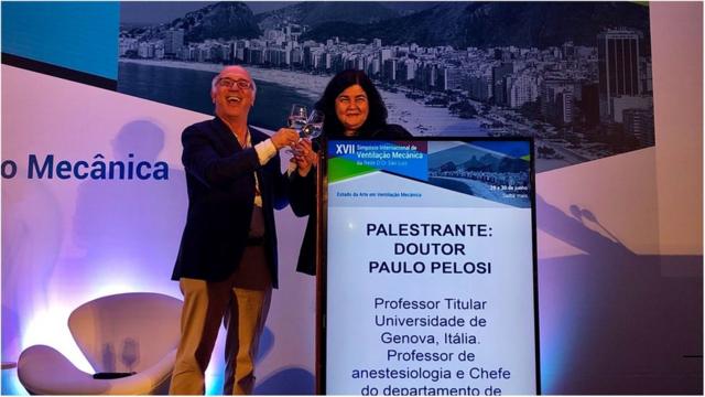 Carmen Barbas ao lado do colega e professor da Universidade de Gênova Paolo Pelosi durante encontro internacional de médicos intensivistas no Rio de Janeiro