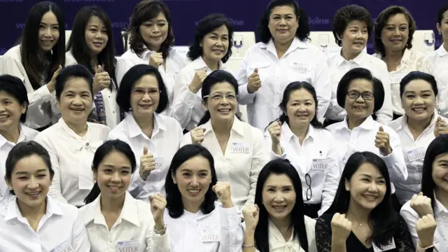 คุณหญิงสุดารัตน์ เกยุราพันธ์ (ตรงกลาง) ถ่ายภาพกับอดีต ส.ส. และผู้สมัคร ส.ส. หญิงของพรรค