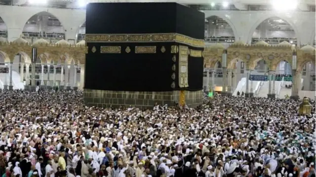 ইসলাম ধর্মের সবচেয়ে পবিত্র শহর মক্কায় লক্ষ লক্ষ মুসলিম ভ্রমণ করেন