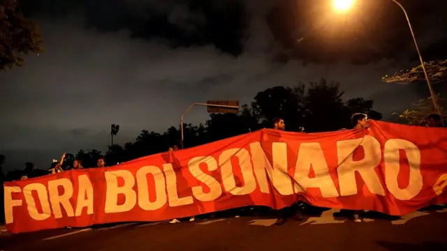 Faixaborussia dortmund champions leaguemanifestação contra o Bolsonaro