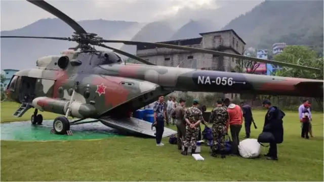 दार्चुला जिल्लाको सबैभन्दा विकट क्षेत्र रहेको व्यास गाउँपालिका-१ को छाङ्ग्रु र तिङ्करमा हेलिकप्टरबाट निर्वाचन सामग्री लिएर जाँदै सुरक्षाकर्मी। नेपालतिर बाटो नहुँदा छाङ्ग्रु र तिङ्करमा सुरक्षाकर्मी र निर्वाचन सामग्री लिन नेपाली सेनाको हेलिकप्टर प्रयोग गरिएको थियो