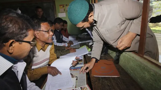 আসামের গৌহাটিতে নতুন নাগরিক তালিকার খসড়ায় নিজের নাম খুঁজে দেখছেন একজন মুসলিম
