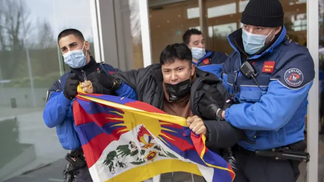 پلیس یکی از معترضان تبتی را از مقر کمیته بین‌المللی المپیک در لوزان سوئیس خارج می‌کند