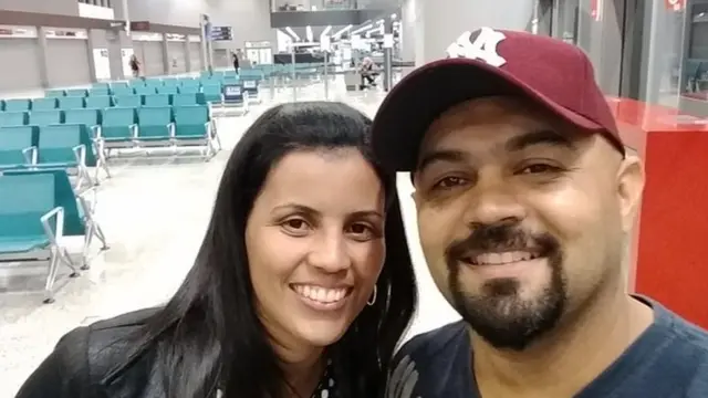 Fernando Batista sorri ao lado da esposa