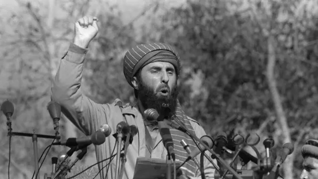 گلبدین حکمتیار در پیشاور پاکستان در حال سخنرانی در میان گروهی از مجاهدین در ۱۹۸۷