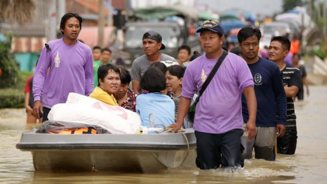 เจ้าหน้าที่ช่วยอพยพชาวบ้านที่ประสบภัยน้ำท่วมที่อำเภอชะอวด จังหวัดนครศรีธรรมราช