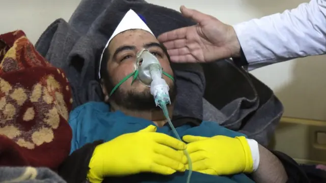 Homem recebe tratamento após suposto ataque químicoKhan Sheikhoun, na Síria,4abril2017