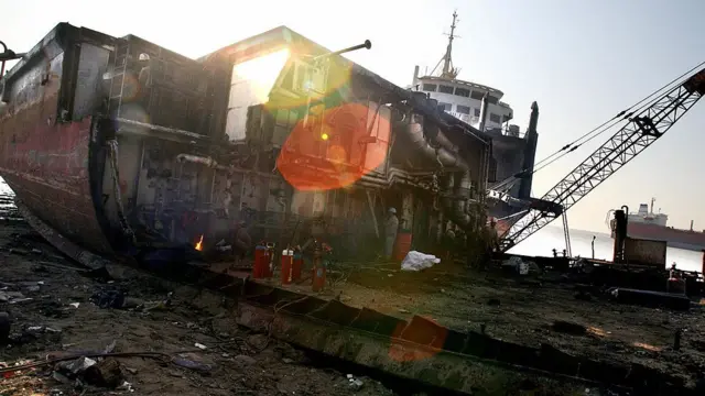 સચાણા ખાતે નાના અને મધ્યમકદના જહાજને ભાગવાનો ઉદ્યોગ શરૂ થશે એવી ગુજરાત સરકારને આશા