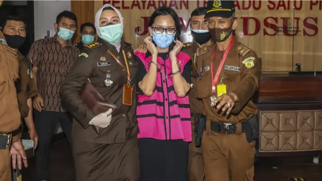 Tersangka kasus suap pengurusan pengajuan fatwa bebas Mahkamah Agung (MA) untuk membebaskan Djoko Tjandra, Pinangki Sirna Malasari berjalan usai menjalani pemeriksaan di gedung Bundar, Kejaksaan Agung, Jakarta, Rabu (02/09)