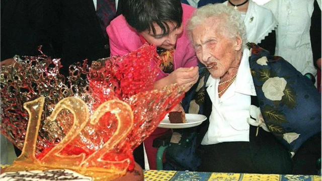 Jeanne Calment sendo alimentada com boloblaze official siteseu aniversárioblaze official site122 anosblaze official site1997