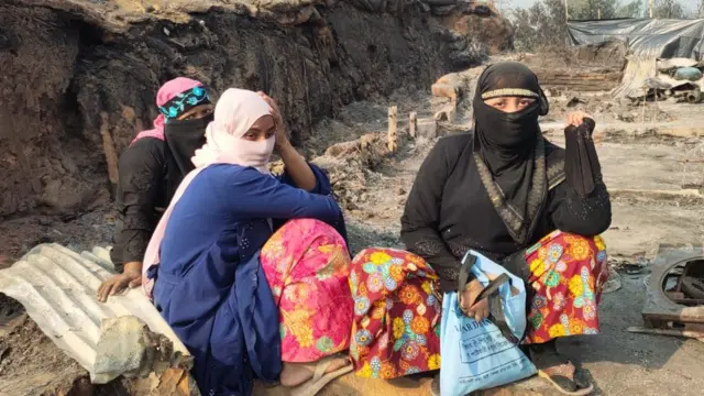 আগুনে পুড়ে যাওয়া ক্যাম্পে কয়েকজন রোহিঙ্গা নারী, ২২/০৩/২০২১