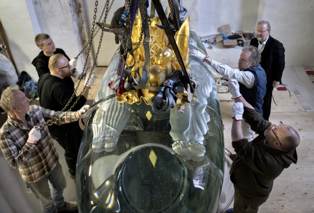 Armado del Sarkofag en la catedral Roskilde de Dinamarca.