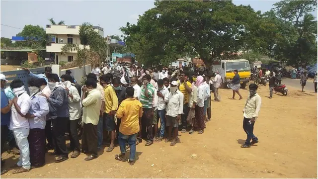 కరోనావైరస్:ఏపీలో మద్యం దుకాణాల వద్ద జనం
