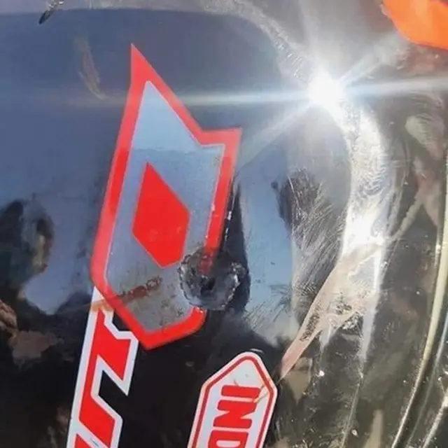 မမြသွဲ့သွဲ့ခိုင်ဆောင်းထားတဲ့ ဆိုင်ကယ်ဦးထုပ်က ကျည်ဒဏ်ရာ