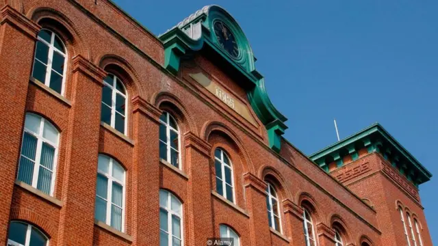 La fachada del edificio Houldsworth Mill en Cheshire, Inglaterra