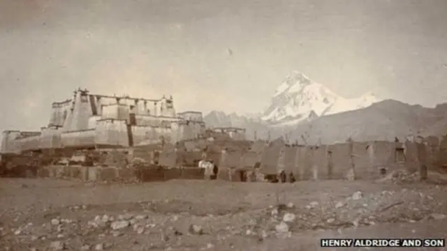 سنہ 1904 میں سر فرانسنس ینگہزبینڈ کے تبت کے دورے کے دوران لی گئی ایک تصویر