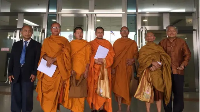 သံဃာတော်တွေ မဲပေးခွင့် ရဖို့ အတွက် ဥပဒေ ကို ပြင်ဆင် ပေးဖို့ ရွေးကောက်ပွဲ ကော်မရှင် ကို တောင်း ဆိုမှုလုပ်