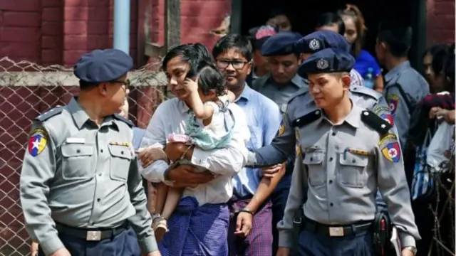 ၂၀၁၇ ဒီဇင်ဘာလ ၁၂ ရက်က ရဲတပ်ဖွဲ့ဝင် ၂ ဦးနဲ့ တွေ့ဆုံပြီးနောက် သတင်းထောက်တွေ ဖမ်းဆီးခံရ