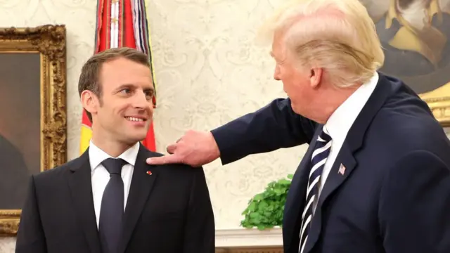 特朗普為馬克龍去掉頭屑