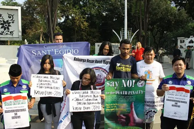 Sejumlah orang berunjuk rasa di depan istana kepresidenan Jakarta tahun 2016 lalu, meminta Presiden Joko Widodo memberi grasi kepada terpidana kasus narkoba, Merri Utami. Merri adalah tenaga kerja wanita yang menjadi korban perdagangan manusia yang kemudian terlibat sindikat narkoba.