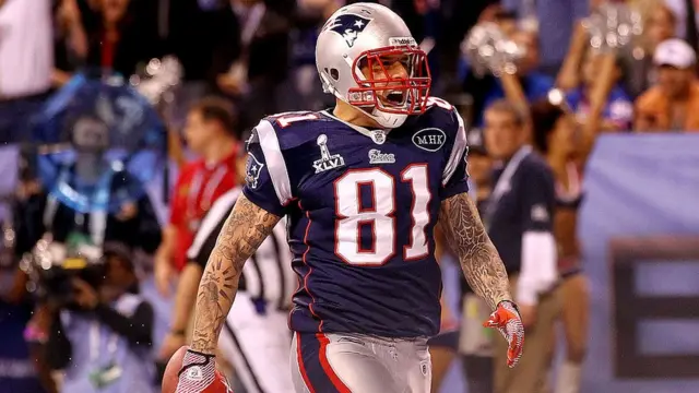 Aaron Hernandez jugando