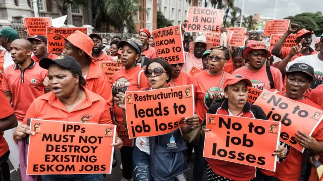 Des travailleurs protestent contre la restructuration d'Eskom, la société nationale d'électricité d'Afrique du Sud, liée à des scandales de corruption.