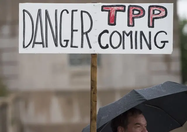 Cartel que dice "Peligro, se viene el TPP"