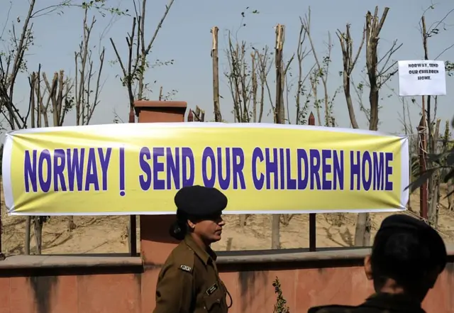 नॉर्वे के दूतावास के सामने लगाया गया बैनर
