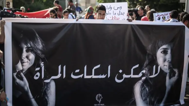 مظاهرة في مصر - القاهرة 2014 ضد التحرش. اللافتة تقول: لا يمكن إسكات المرأة