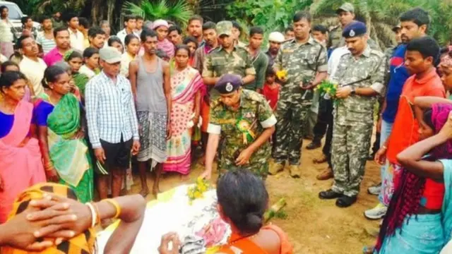 सामनाथ बघेल के शव के पास ग्रामीण और पुलिस अधिकारी