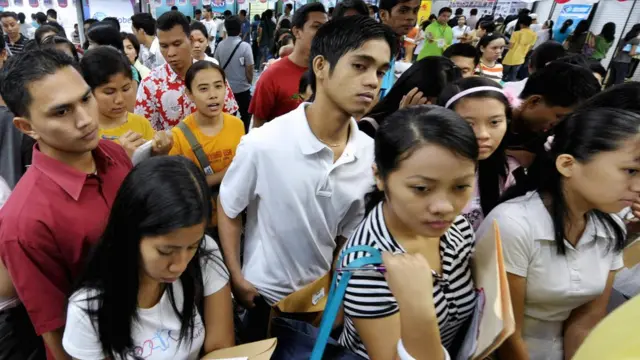 Filipinos en una fiera de trabajo