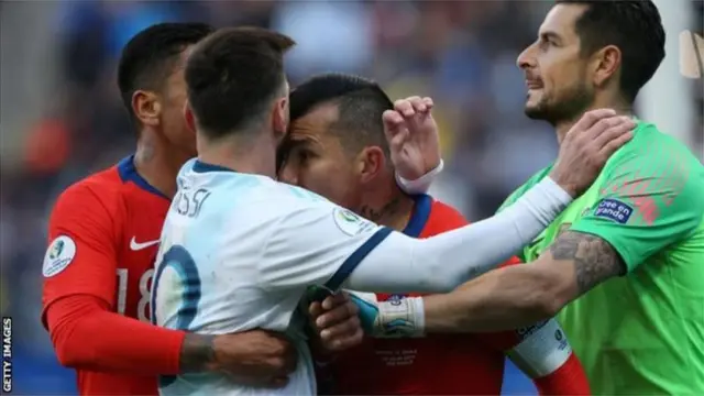 Lionel Messi na Gary Medel beretswe ikarita itukura ku munota wa 37 w'umukino