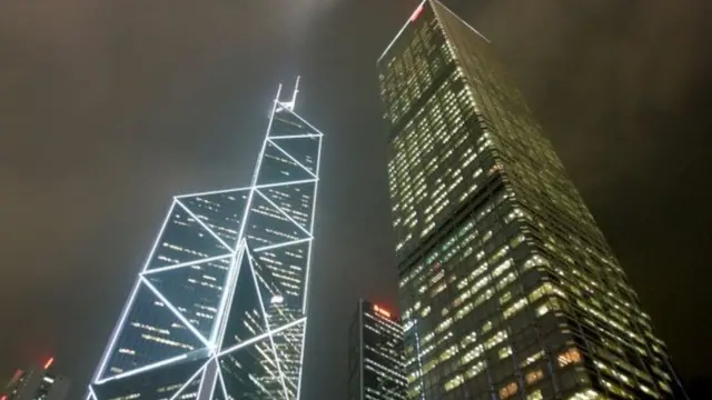 برج بانک چین در هنگ کنگ (سمت چپ)