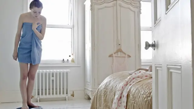 ผู้หญิงชั่งน้ำหนัก