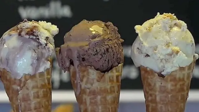 துருக்கியில் 'எப்படி ஐஸ்கிரீம் சாப்பிட வேண்டும்' என பெண்களுக்கு பாடம்