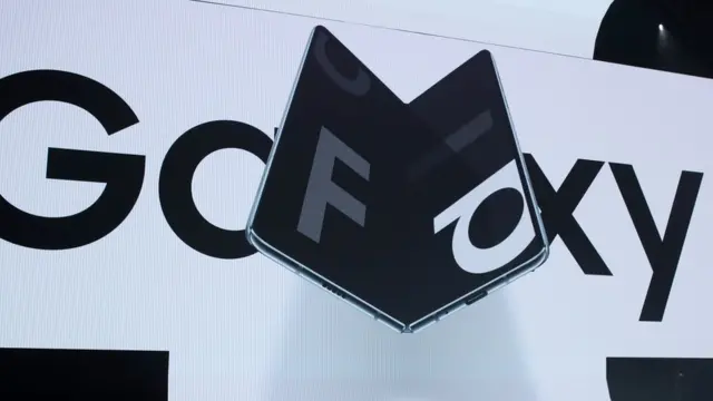 Новинки от Samsung: гнущийся телефон и новый флагман Galaxy S10 - BBC ...