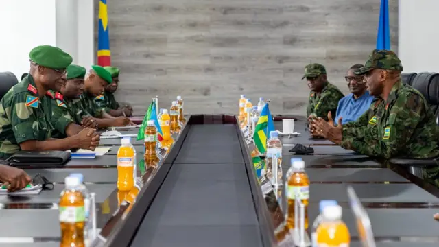 General Mbala Munsense Celestin (utangira i bumuso) na General Jean Bosco Kazura (utangira i buryo)