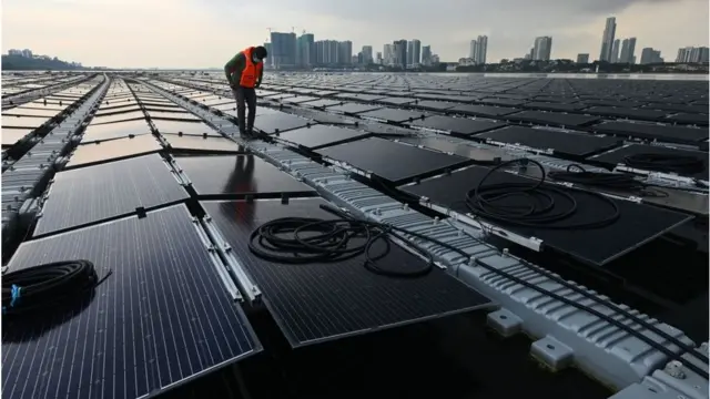 Một trang trại điện mặt trời nổi trên biển, ngoài khơi bờ biển phía bắc của Singapore