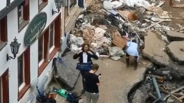 لقطة من التسجيل المصور الذي أظهر أولين (إلى اليمين) وهي تلطخ نفسها بالطين