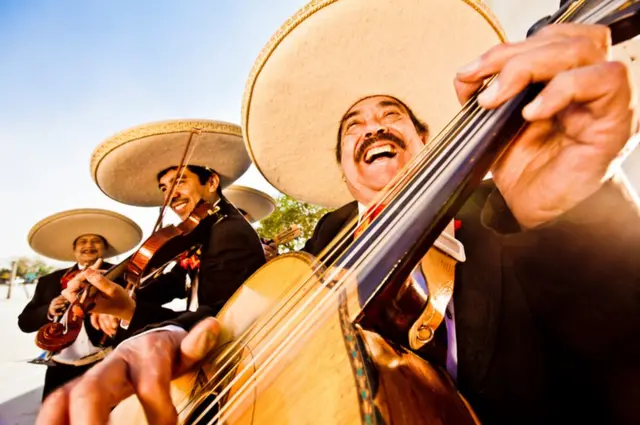 Mariachis tocando.