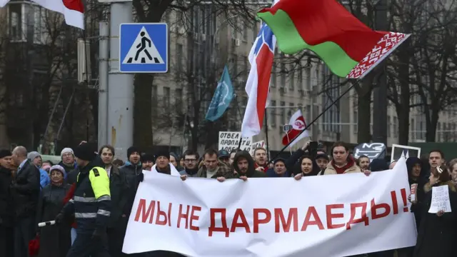 В Беларуси продолжаются акции протеста, несмотря на то, что Александр Лукашенко приостановил сбор "налога на тунеядство"