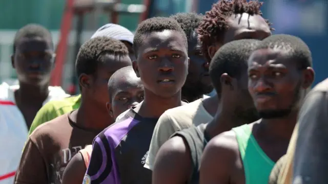 мігранти в порту італійського містечка Салерно