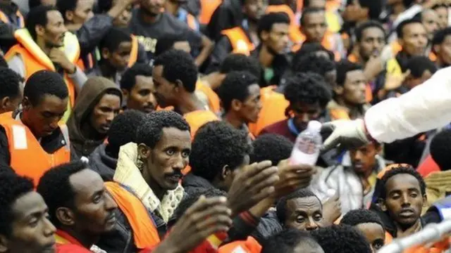 ኣብ ባሕሪ ዝደሓኑ ስደተኛታት