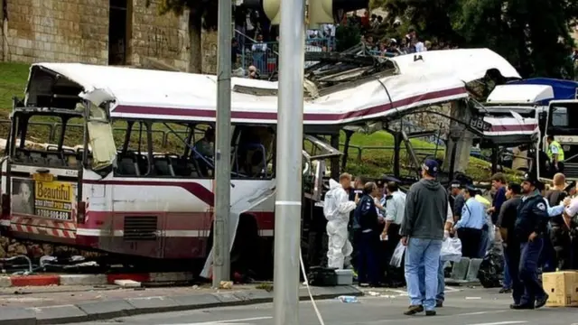 Mamlaka ya Israel ikichunguza mabaki ya basi kufuatia shambulio la bomu 2001 mjini haifa