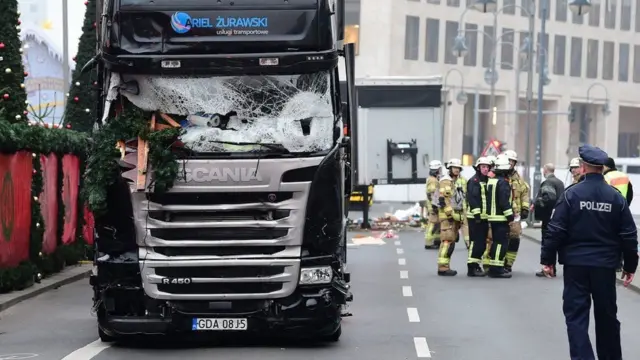 پولیسو د پېښې ځای کې هم پلټنه پیل کړې