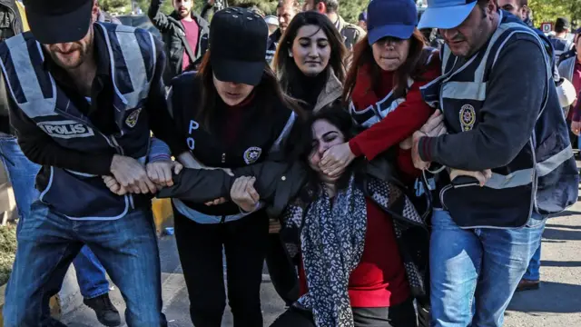 DBP Eş Genel Başkanı Sebahat Tuncel geçen yıl bir eylemde böyle gözaltına alınmıştı