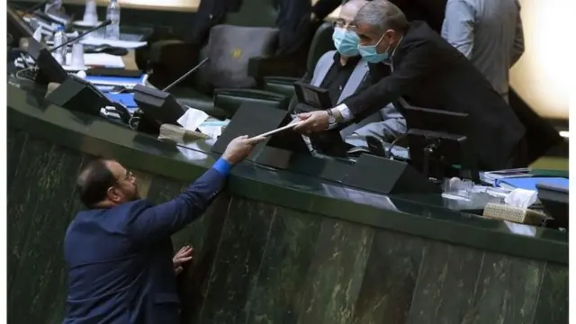 به دلیل شیوع ویروس کرونا حسن روحانی برای ارائه لایحه بودجه به مجلس نرفت و معاون پارلمانی وی آن را به مجلس برد